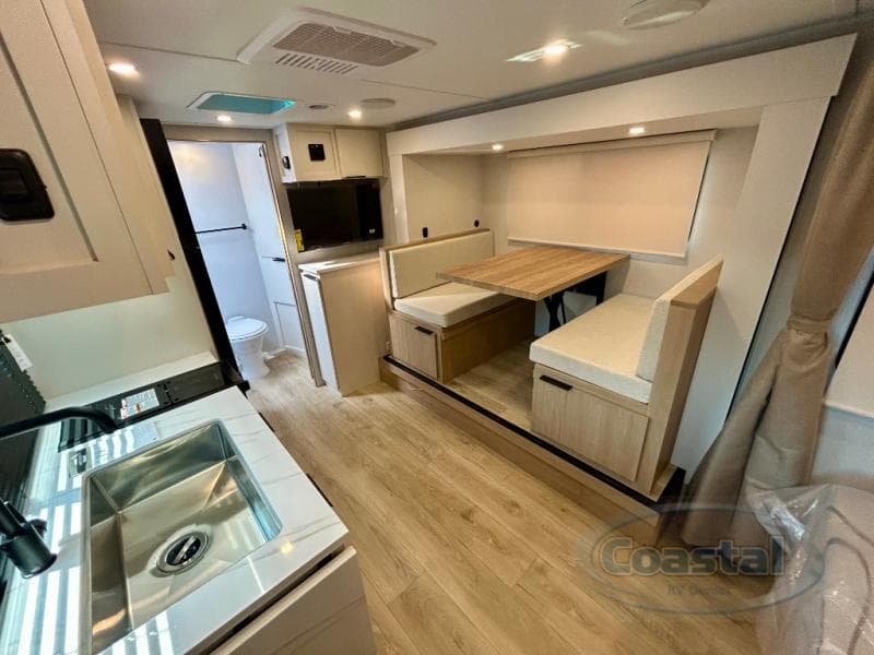 2026 Winnebago 2026 Winnebago Micro Minnie - thumbnail 3