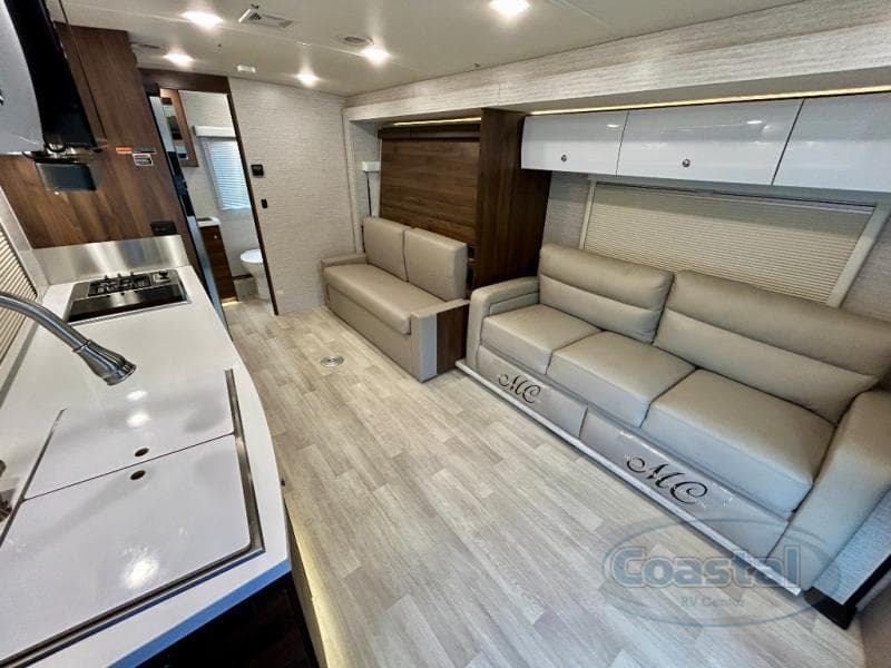 2021 Winnebago 2021 Winnebago Navion - thumbnail 3
