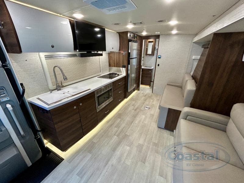 2021 Winnebago 2021 Winnebago Navion - thumbnail 4