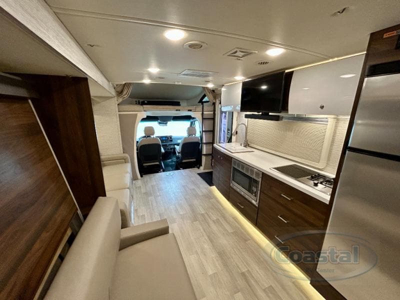 2021 Winnebago 2021 Winnebago Navion - thumbnail 5