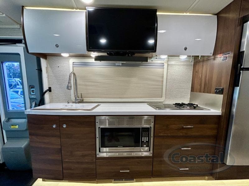 2021 Winnebago 2021 Winnebago Navion - thumbnail 9