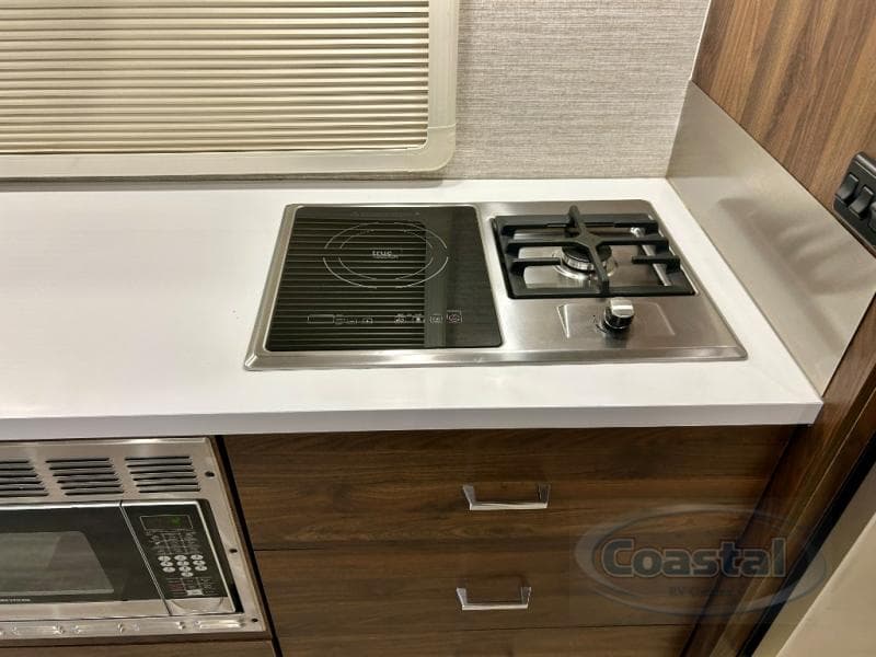 2021 Winnebago 2021 Winnebago Navion - thumbnail 13