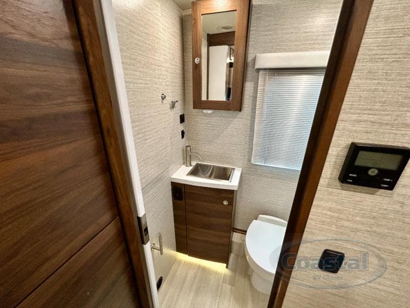 2021 Winnebago 2021 Winnebago Navion - thumbnail 22