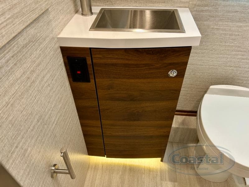 2021 Winnebago 2021 Winnebago Navion - thumbnail 23