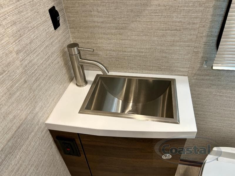 2021 Winnebago 2021 Winnebago Navion - thumbnail 24