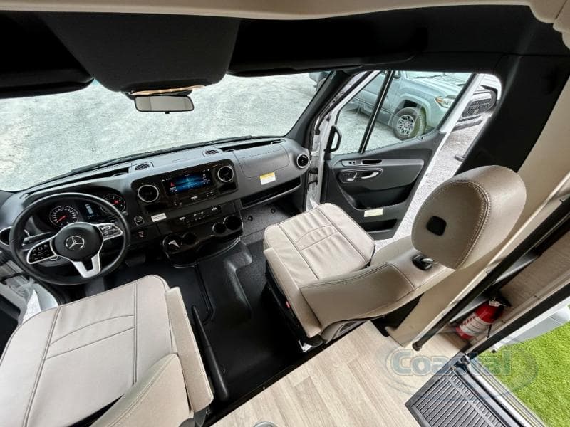 2021 Winnebago 2021 Winnebago Navion - thumbnail 32