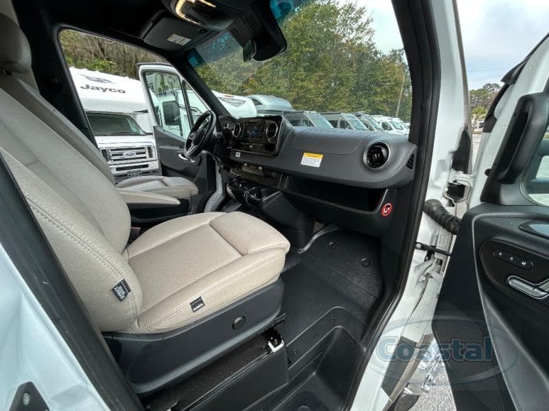 2021 Winnebago 2021 Winnebago Navion - thumbnail 33