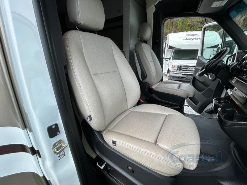 2021 Winnebago 2021 Winnebago Navion - thumbnail 34