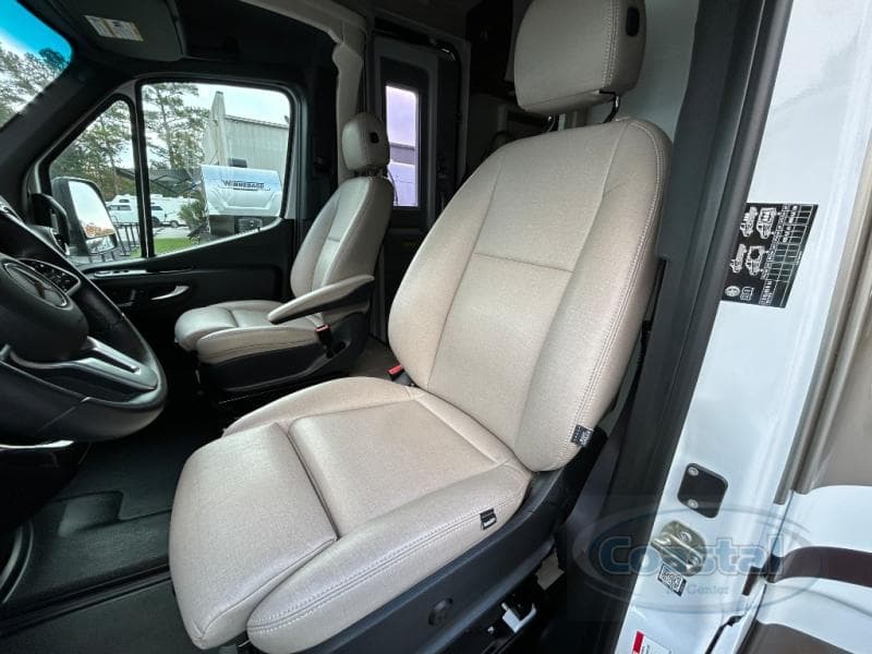 2021 Winnebago 2021 Winnebago Navion - thumbnail 35