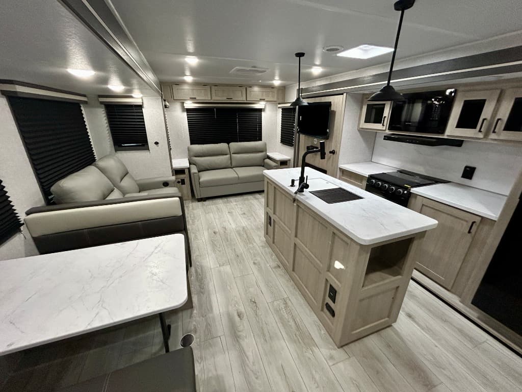 2026 East To West 2026 East To West Della Terra - thumbnail 3