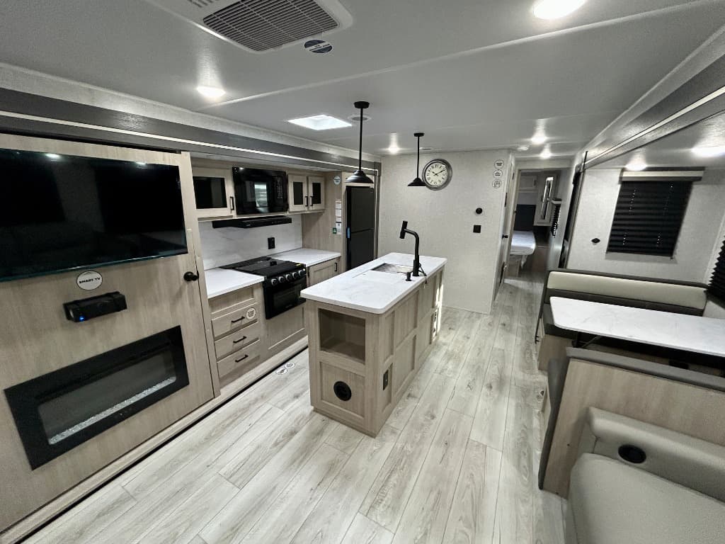 2026 East To West 2026 East To West Della Terra - thumbnail 5