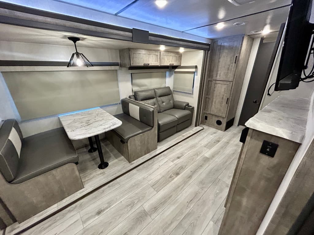 2023 Forest River 2023 Forest River Grand Surveyor - thumbnail 3