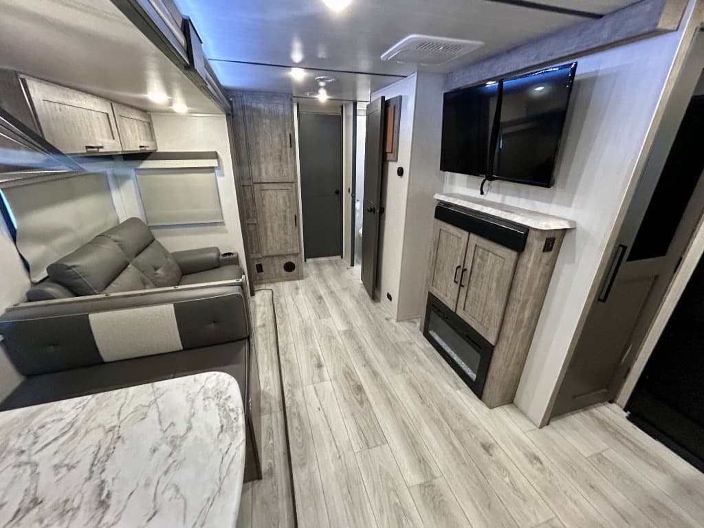 2023 Forest River 2023 Forest River Grand Surveyor - thumbnail 4