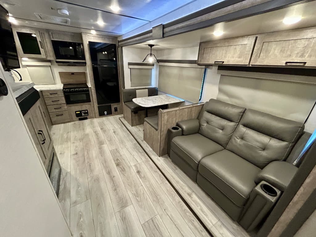 2023 Forest River 2023 Forest River Grand Surveyor - thumbnail 5