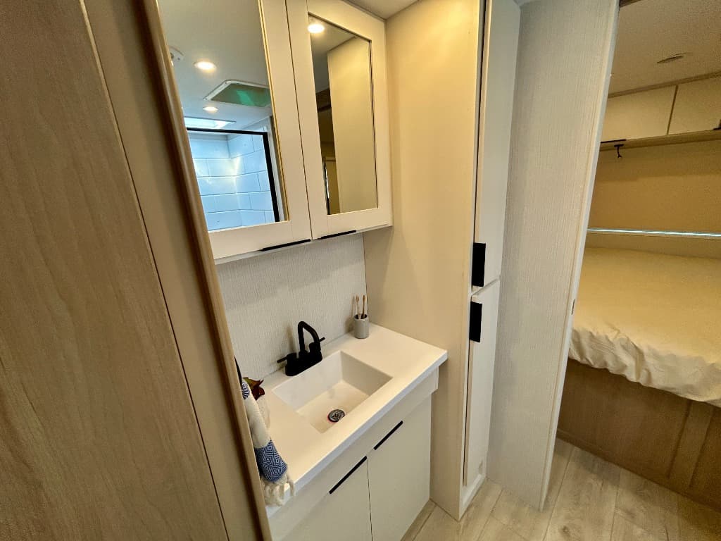 2026 Winnebago 2026 Winnebago Thrive - thumbnail 24