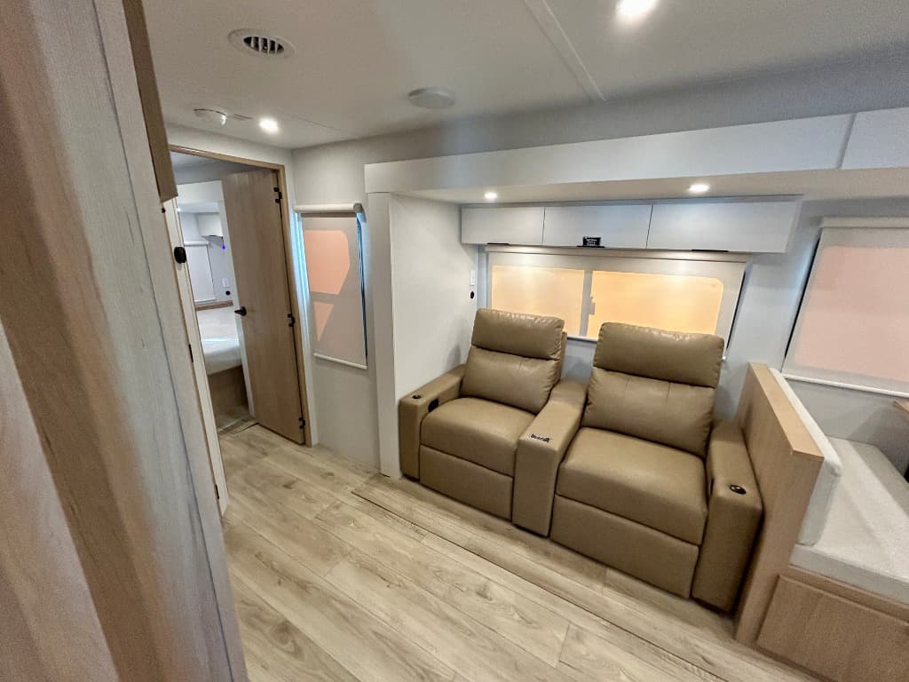 2026 Winnebago 2026 Winnebago Thrive - thumbnail 4