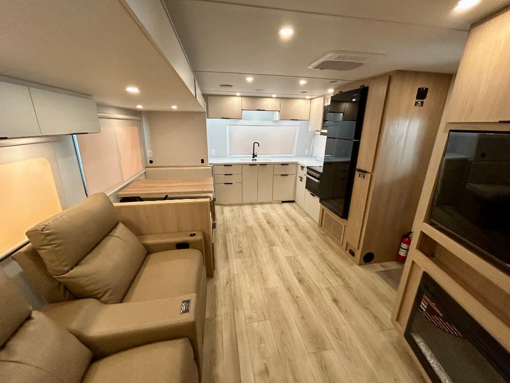 2026 Winnebago 2026 Winnebago Thrive - thumbnail 7