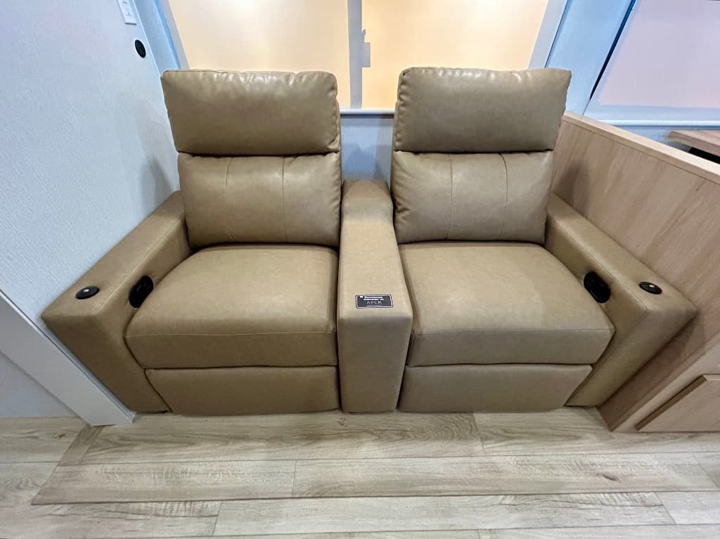 2026 Winnebago 2026 Winnebago Thrive - thumbnail 9