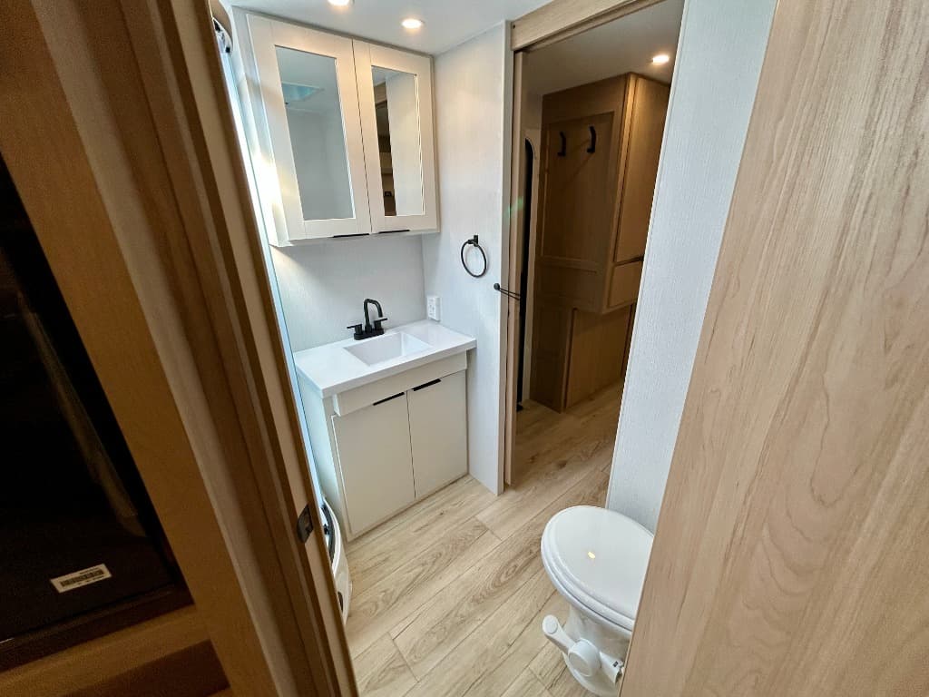 2026 Winnebago 2026 Winnebago Thrive - thumbnail 29