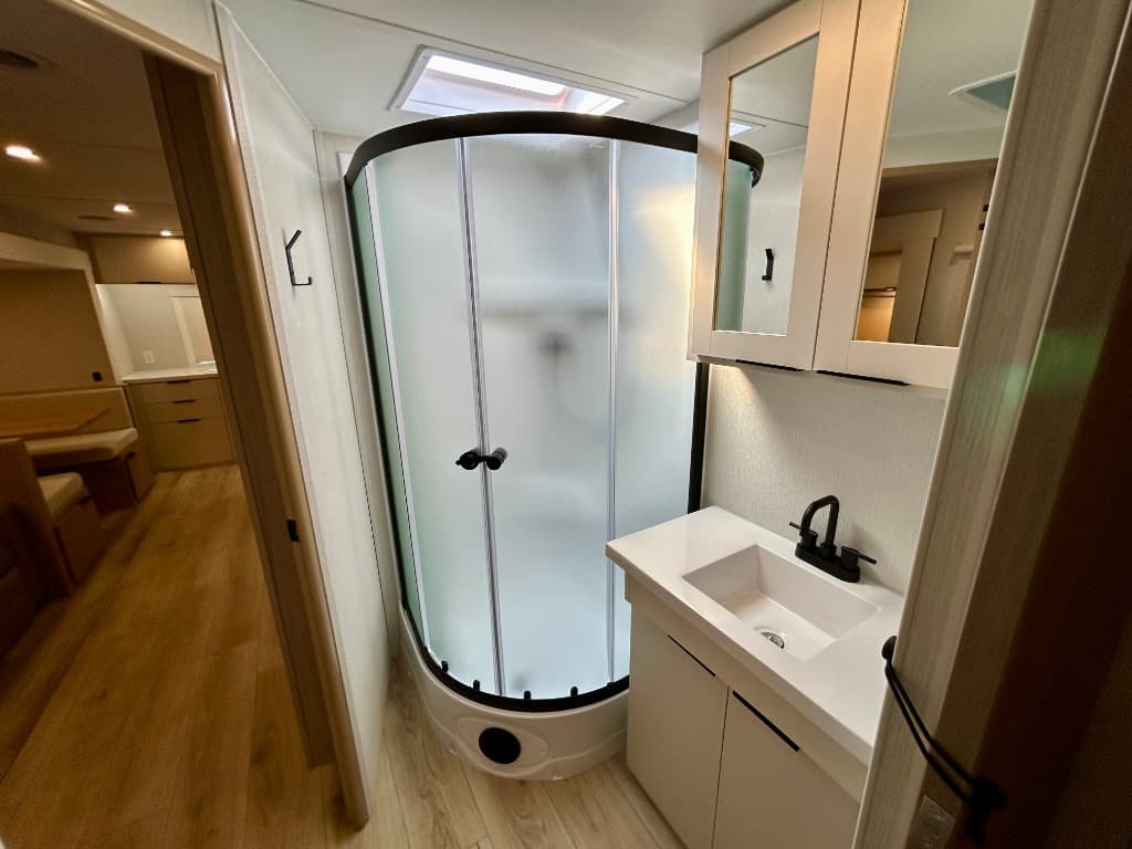 2026 Winnebago 2026 Winnebago Thrive - thumbnail 30