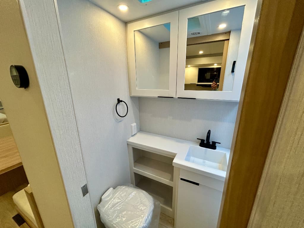 2026 Winnebago 2026 Winnebago Thrive - thumbnail 22