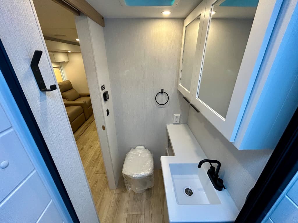 2026 Winnebago 2026 Winnebago Thrive - thumbnail 23