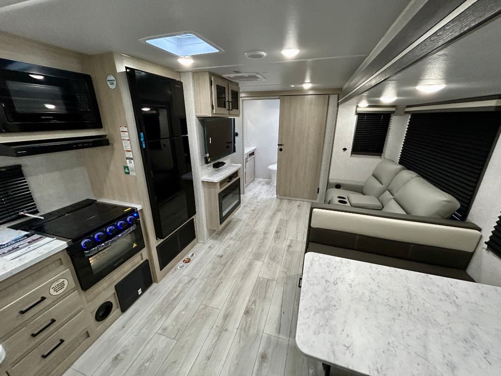 2026 East To West 2026 East To West Della Terra - thumbnail 5