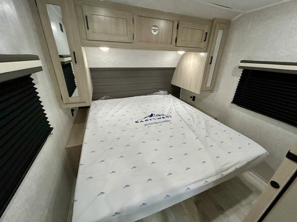 2026 East To West 2026 East To West Della Terra - thumbnail 24