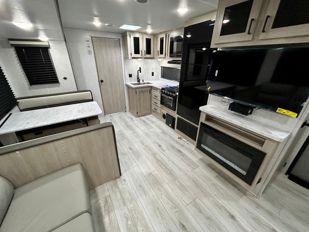 2026 East To West 2026 East To West Della Terra - thumbnail 4