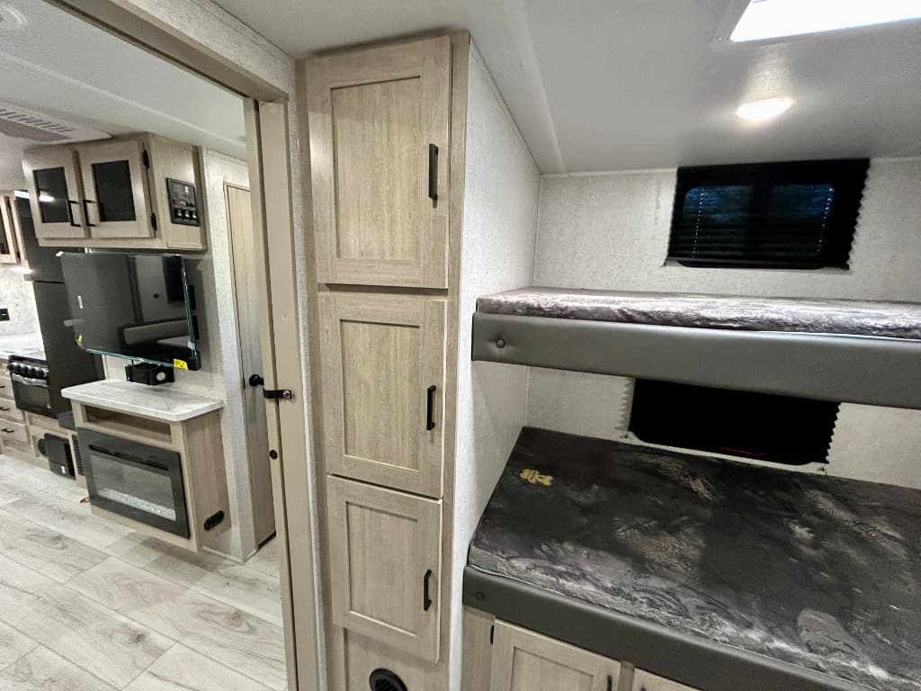 2026 East To West 2026 East To West Della Terra - thumbnail 21