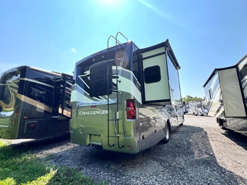 2023 Thor Motor Coach 2023 Thor Motor Coach Challenger - thumbnail 4