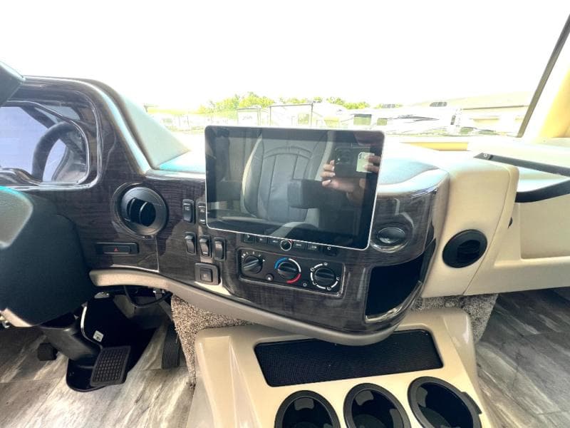 2023 Thor Motor Coach 2023 Thor Motor Coach Challenger - thumbnail 24