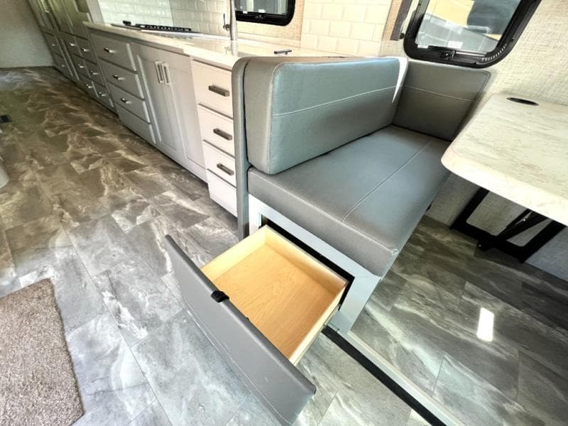 2023 Thor Motor Coach 2023 Thor Motor Coach Challenger - thumbnail 31