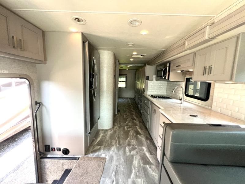 2023 Thor Motor Coach 2023 Thor Motor Coach Challenger - thumbnail 35