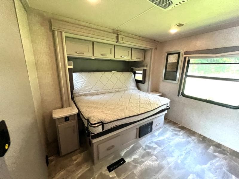 2023 Thor Motor Coach 2023 Thor Motor Coach Challenger - thumbnail 65