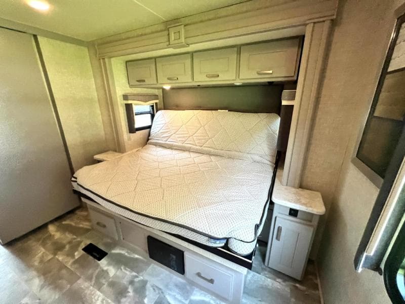 2023 Thor Motor Coach 2023 Thor Motor Coach Challenger - thumbnail 74