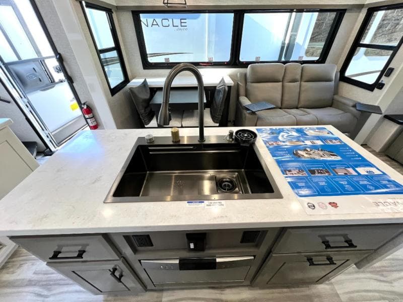 2025 Jayco 2025 Jayco Pinnacle - thumbnail 17