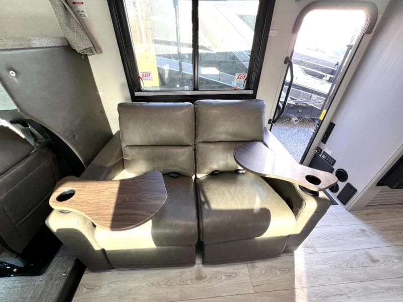 2025 Coachmen 2025 Coachmen Entourage - thumbnail 24