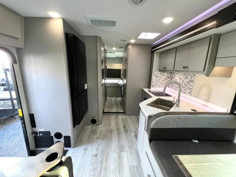 2025 Coachmen 2025 Coachmen Entourage - thumbnail 25