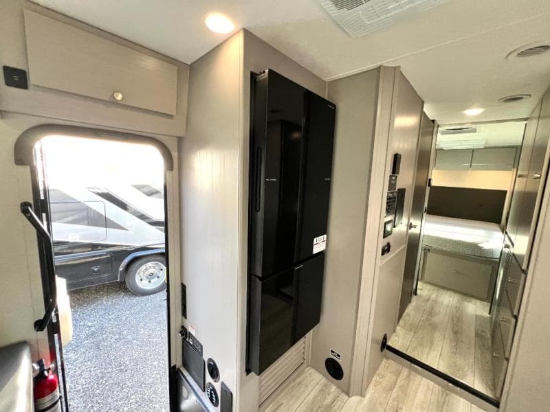 2025 Coachmen 2025 Coachmen Entourage - thumbnail 26