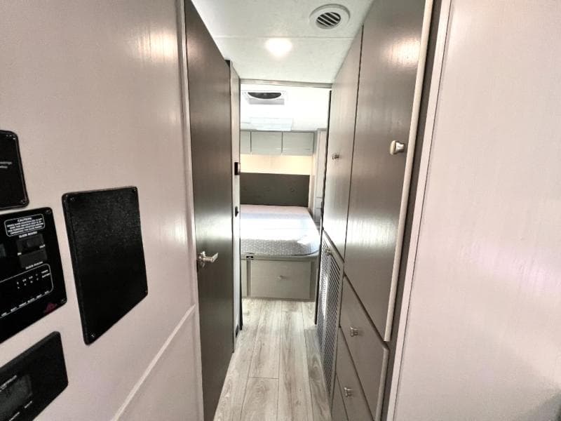 2025 Coachmen 2025 Coachmen Entourage - thumbnail 37