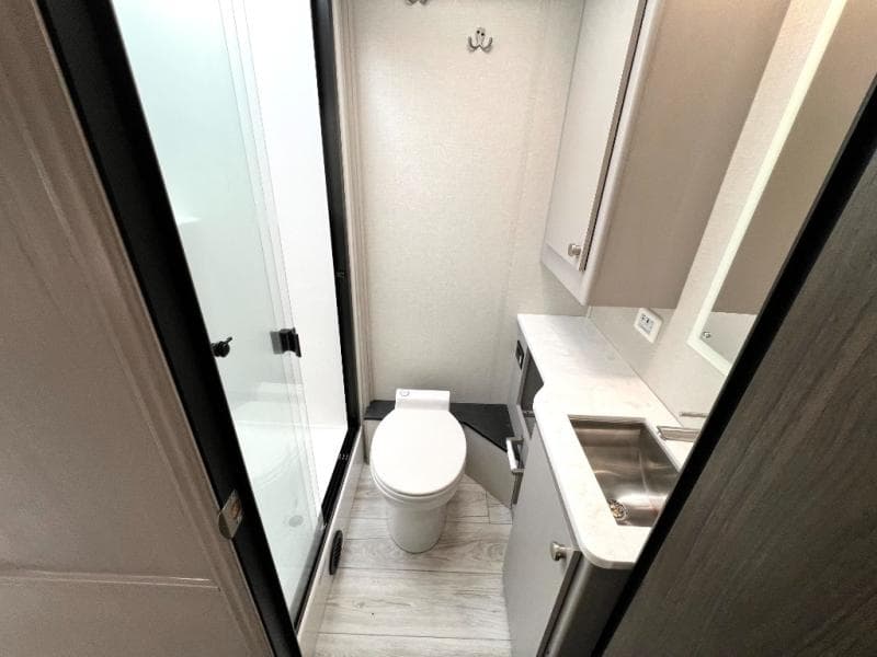 2025 Coachmen 2025 Coachmen Entourage - thumbnail 44