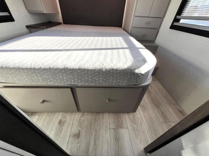 2025 Coachmen 2025 Coachmen Entourage - thumbnail 59