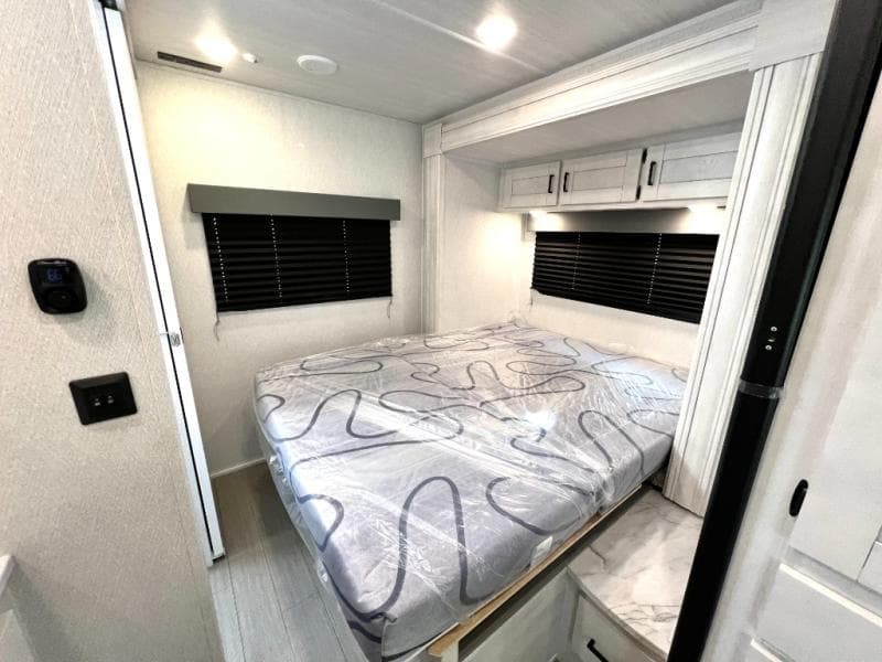 2025 East To West 2025 East To West Entrada - thumbnail 36