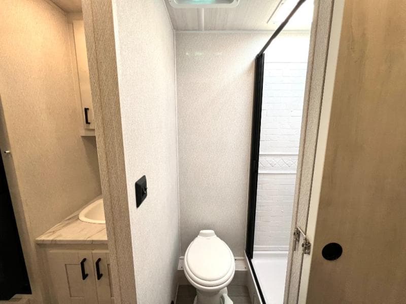 2025 East To West 2025 East To West Entrada - thumbnail 38