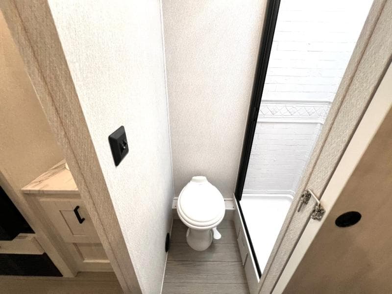 2025 East To West 2025 East To West Entrada - thumbnail 39