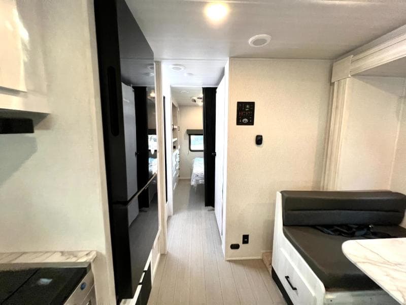 2025 East To West 2025 East To West Entrada - thumbnail 36