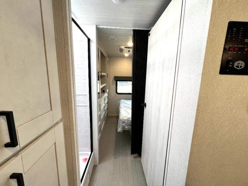 2025 East To West 2025 East To West Entrada - thumbnail 37