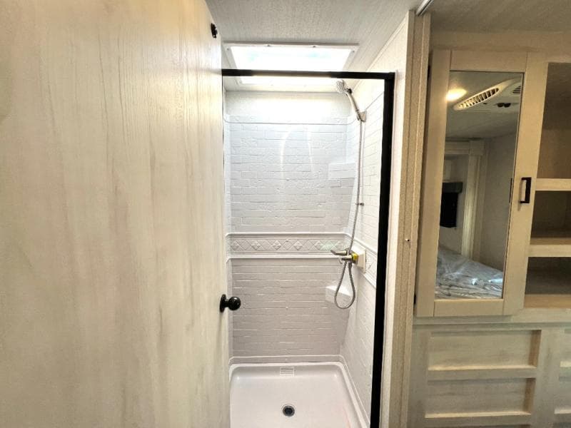 2025 East To West 2025 East To West Entrada - thumbnail 38