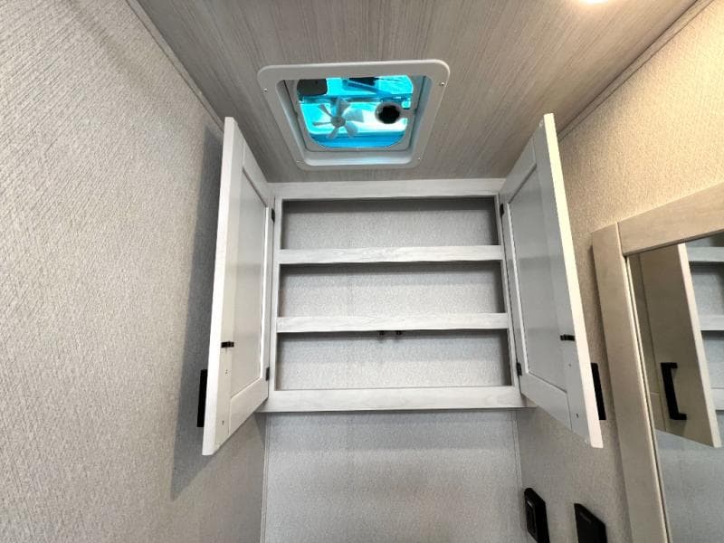 2025 East To West 2025 East To West Entrada - thumbnail 42